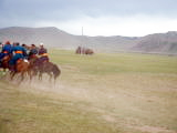 競争馬に乗る遊牧民